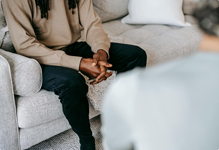 Photo anonyme d'un partient et d'un psychologue qui échangent